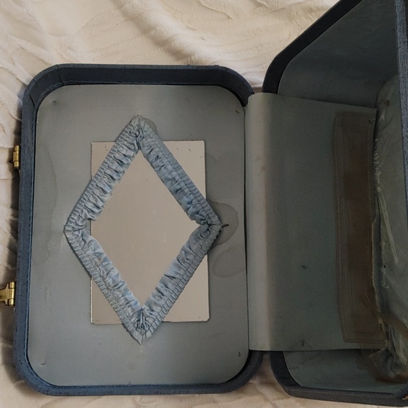 Vintage Monarch Train Case - Picture 3 of 10